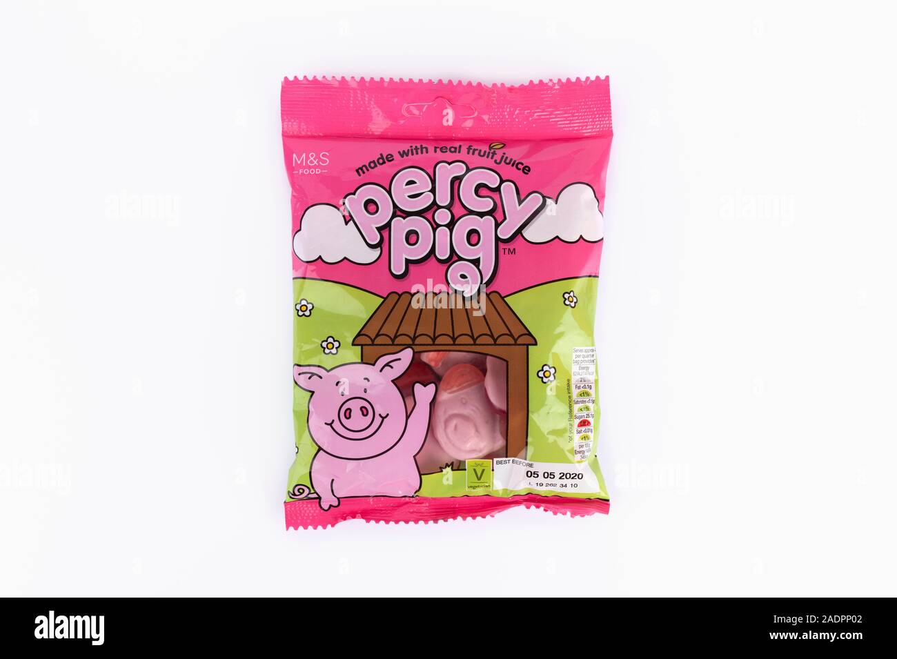Un paquet de M&S Percy Pig sweets tourné sur un fond blanc. Banque D'Images