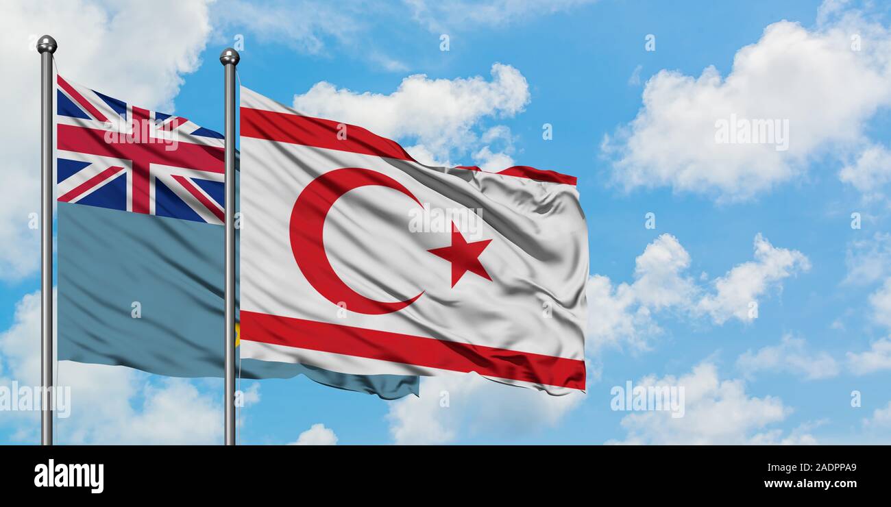 Tuvalu et le nord de Chypre drapeaux dans le vent contre ciel bleu nuageux blanc ensemble. Concept de diplomatie, de relations internationales. Banque D'Images