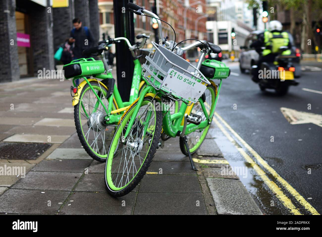 Deux cycles de Lime-e à gauche sur la rue de Londres Banque D'Images