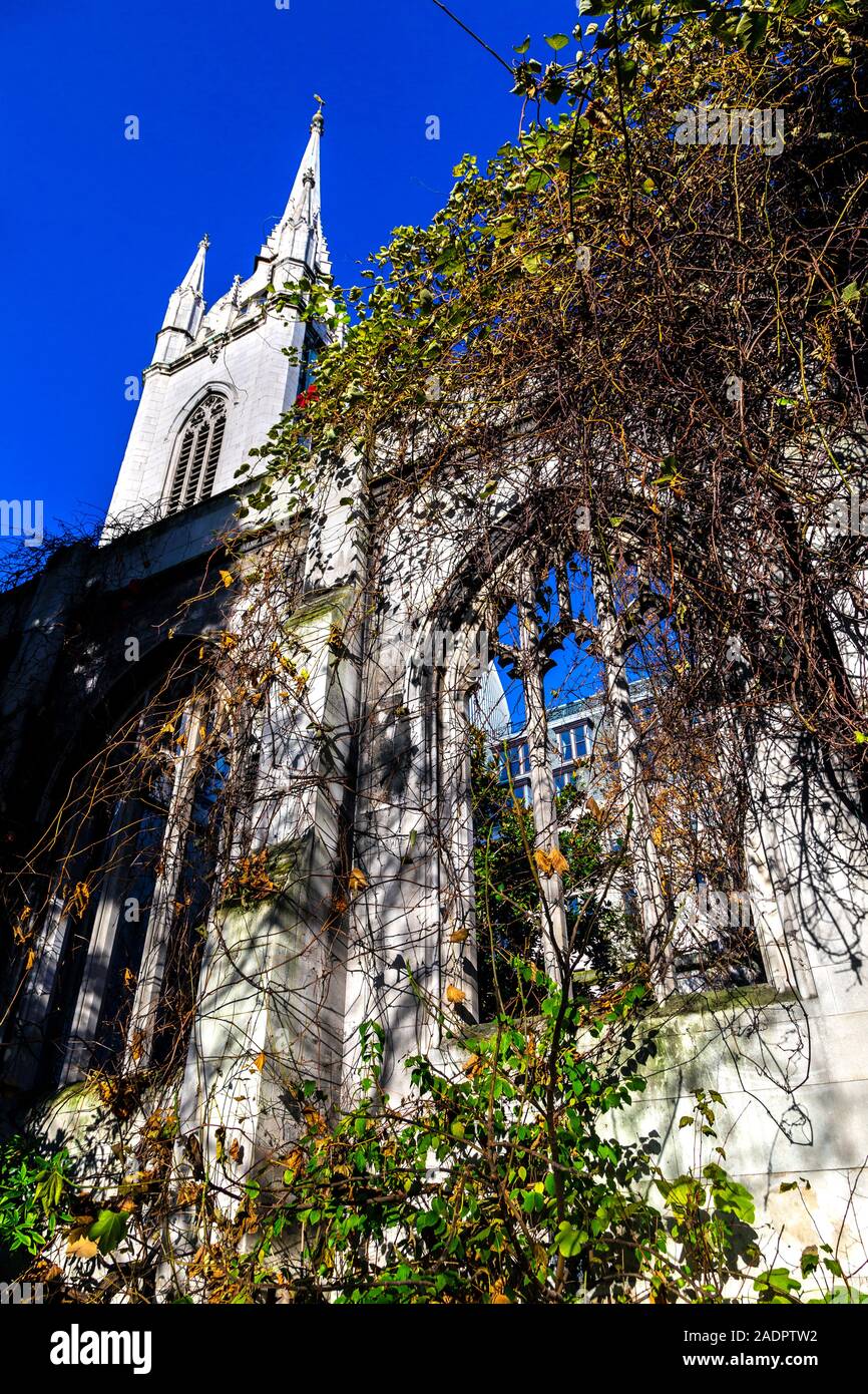 St Dunstan dans l'église est endommagé dans le blitz, maintenant transformé en un jardin public, Londres, UK Banque D'Images