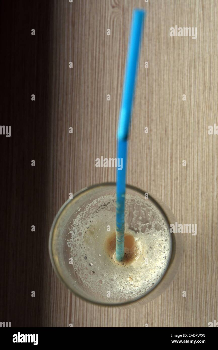 Café vide verre avec une paille. Glace en verre de café vide. Banque D'Images