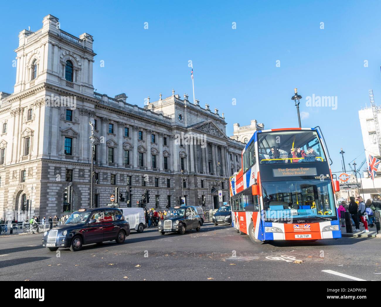 Open Top Tours Original double decker bus de tourisme se tournant vers Westminster Bridge avec les touristes et les taxis noirs de Londres Banque D'Images