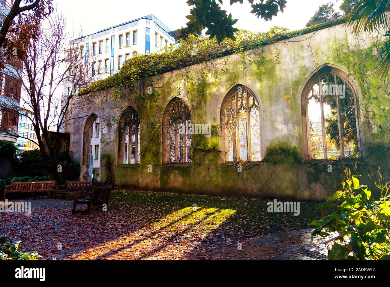 St Dunstan dans l'église est endommagé dans le blitz, maintenant transformé en un jardin public, Londres, UK Banque D'Images