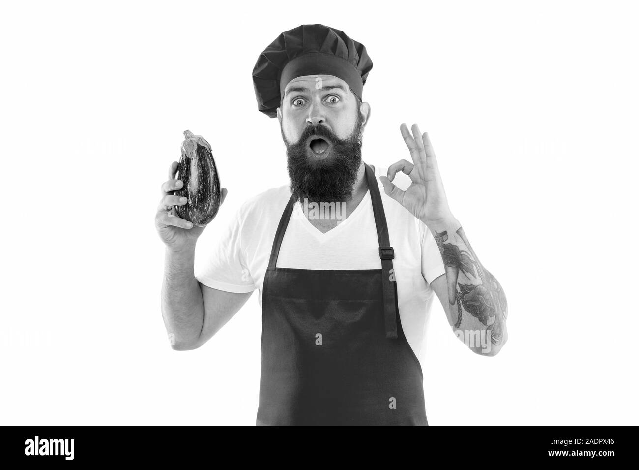 OK sa matière organique. Homme barbu tenir aubergine biologique isolé sur blanc. Chef de l'alimentation organique naturelle. Le meilleur choix organique. Banque D'Images