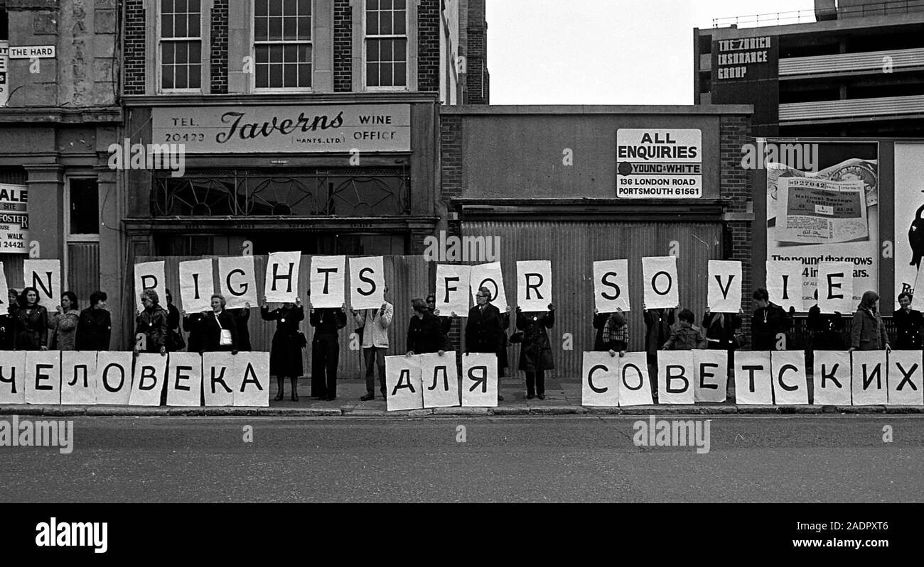 AJAXNETPHOTO. Mai 28th, 1976. PORTSMOUTH, Angleterre. Les manifestants de l'ÉTIQUETTE DU DISQUE HORS LIGNE E NAVAL BASE COMME LE MISSILE SOVIÉTIQUE CRUISER OZBRATSOVY A FAIT UNE VISITE DE COURTOISIE À LA BASE. PHOTO:JONATHAN EASTLAND/AJAX REF :()PUB   protestation soviétique 1976 6 Banque D'Images