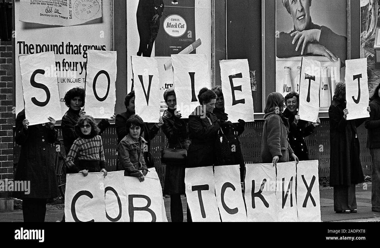 AJAXNETPHOTO. Mai 28th, 1976. PORTSMOUTH, Angleterre. - Ligne de manifestants de l'ÉTIQUETTE DU DISQUE À L'EXTÉRIEUR DE LA BASE NAVALE QUE LE MISSILE SOVIÉTIQUE CRUISER OZBRATSOVY A FAIT UNE VISITE DE COURTOISIE À LA BASE. PHOTO:JONATHAN EASTLAND/AJAX REF :()PUB   protestation soviétique 1976 7 Banque D'Images