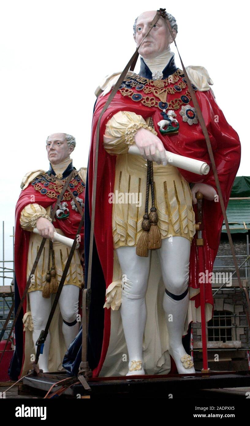 AJAXNETPHOTO. Octobre, 2005. DEVONPORT, Angleterre. - RN - LA NOUVELLE ET L'ANCIENNE - CAISSE BOIS D'ORIGINE DE PROUE DE PREMIER PLAN, BILLY KING restauré, derrière elle, la réplique en fibre de verre QUI SERA VALABLE SUR L'estran de DEVONPORT DOCKYARD PRÈS DE NR.1 couverts. PHOTO:JONATHAN EASTLAND/AJAX REF:50310 394 Banque D'Images