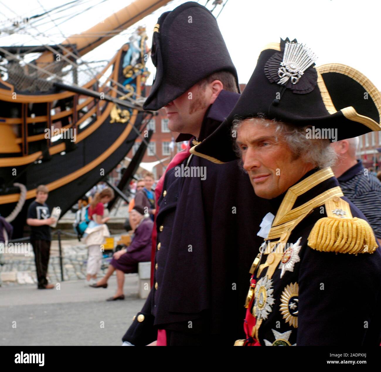 AJAXNETPHOTO. Juillet 3rd, 2005. PORTSMOUTH, ANGLETERRE - FESTIVAL INTERNATIONAL DE LA MER - L'historien naval ALEX NAYLOR A JOUÉ LE RÔLE D'Horatio Nelson, sur sa droite, IAN BLOOMFIELD EN CAPITAINE HARDY, À L'approche de HMS Victory. PHOTO:JONATHAN EASTLAND/AJAX REF:RD50107 367 Banque D'Images