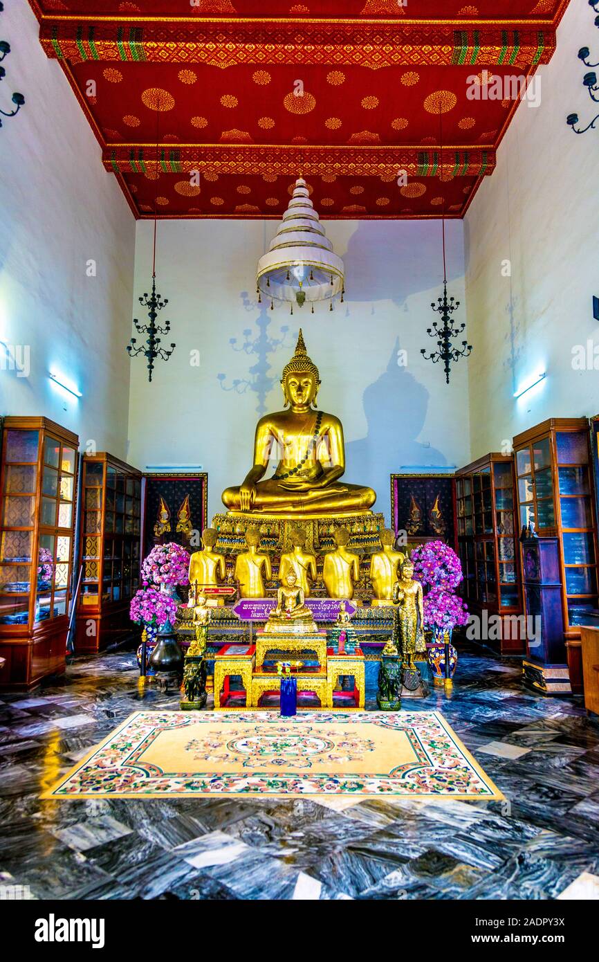 Statue de bouddha d'or (Phra Buddha Chinnaraja) à l'intérieur du temple Wat Pho, Bangkok, Thaïlande Banque D'Images