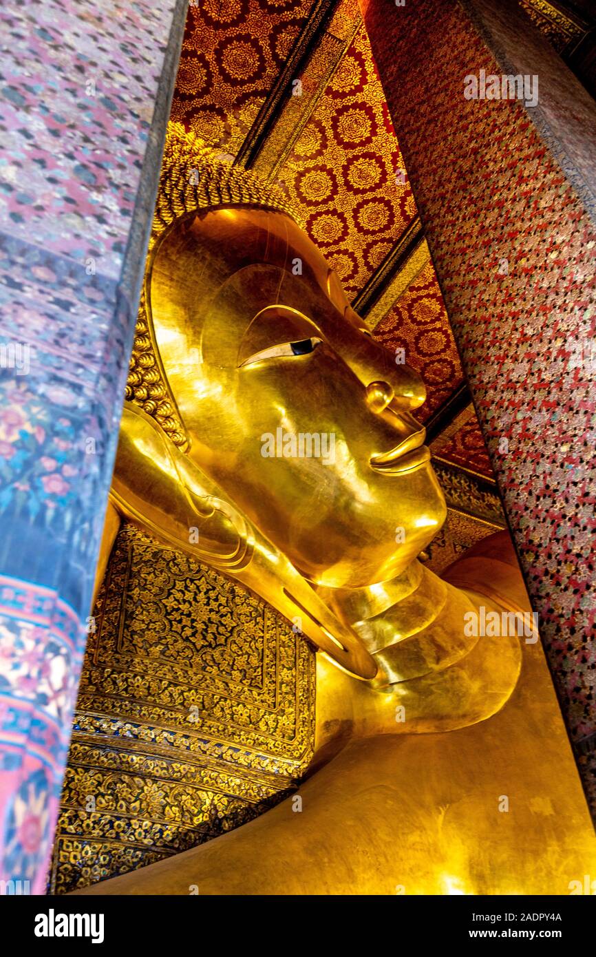 Bouddha couché du Wat Pho temple, Bangkok, Thaïlande Banque D'Images