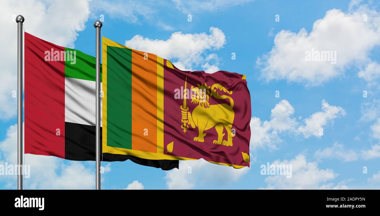 Les Émirats arabes unis et le Sri Lanka drapeaux dans le vent contre ciel bleu nuageux blanc ensemble. Concept de diplomatie, de relations internationales. Banque D'Images