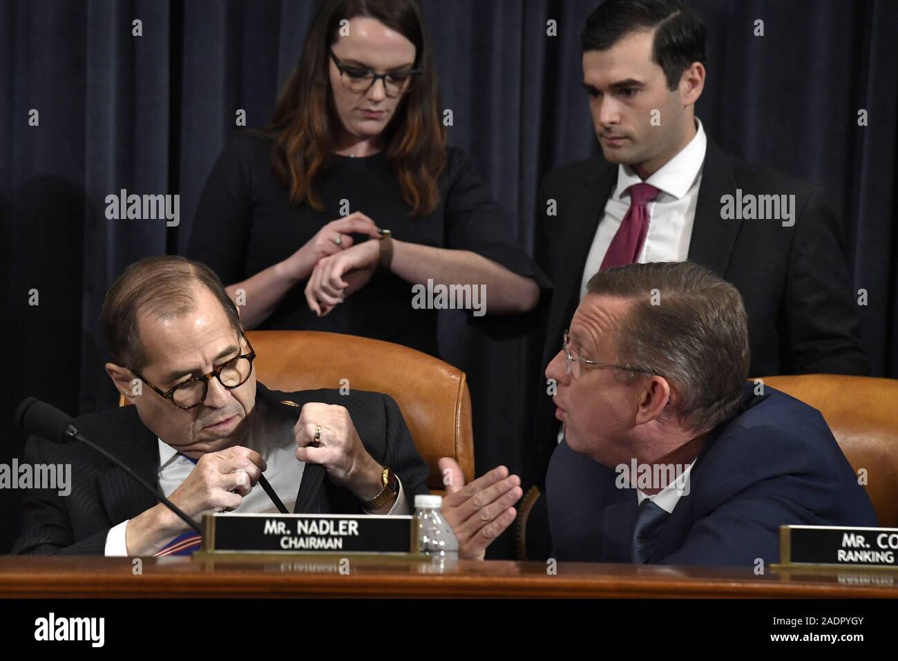 Washington, United States. 08Th Nov, 2019. Doug Collins membre de la Géorgie (R) tente d'obtenir le dernier mot après Président Jerrold Nadler de New York gavels le Comité judiciaire de la Chambre des audiences pour une fin, dans le cadre de l'enquête d'impeachment Donald Trump, sur la colline du Capitole, le mercredi 4 décembre 2019, à Washington, DC. Photo de Mike Theiler/UPI UPI : Crédit/Alamy Live News Banque D'Images