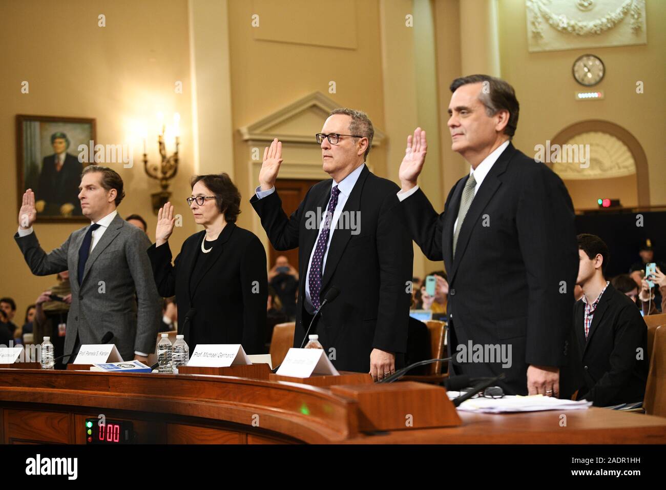 (191204) -- WASHINGTON, 4 décembre 2019 (Xinhua) -- Noah Feldman (1re L), professeur de droit à la Harvard Law School, professeur de droit de l'Université de Stanford Pamela Karlan (2L), de l'Université de Caroline du Nord Le professeur Michael Gerhardt (3L), et Jonathan Turley, professeur de droit d'intérêt public à la George Washington University Law School, jurer devant le Comité judiciaire de la Chambre sur la colline du Capitole à Washington, DC, États-Unis, le 4 décembre 2019., témoigner devant le Comité judiciaire de la Chambre sur la colline du Capitole à Washington, DC, États-Unis, le 4 décembre 2019. Le démocrate-led Hous Banque D'Images