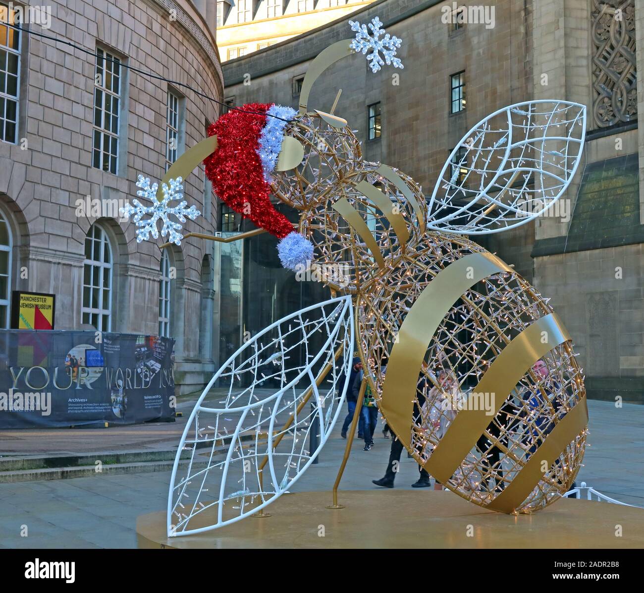 Abeille dorée, décorations de Noël, à l'extérieur de la bibliothèque centrale de Manchester, place St Peter, Manchester M2 5PD Banque D'Images