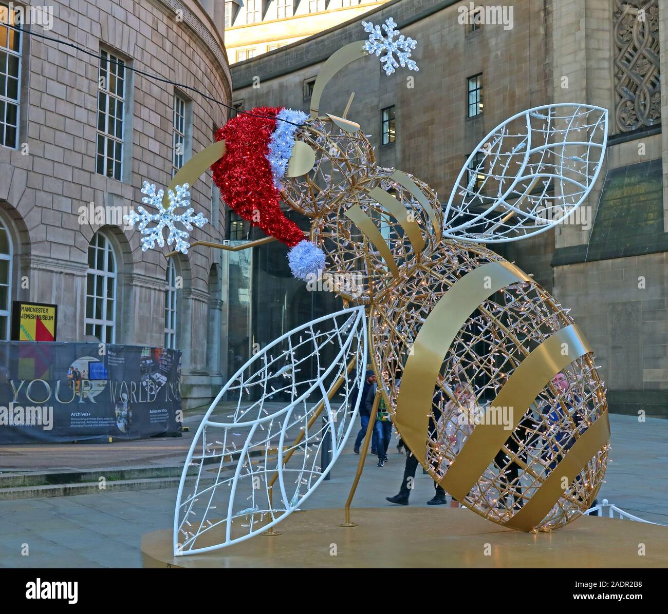 Abeille dorée, décorations de Noël, à l'extérieur de la bibliothèque centrale de Manchester, place St Peter, Manchester M2 5PD Banque D'Images