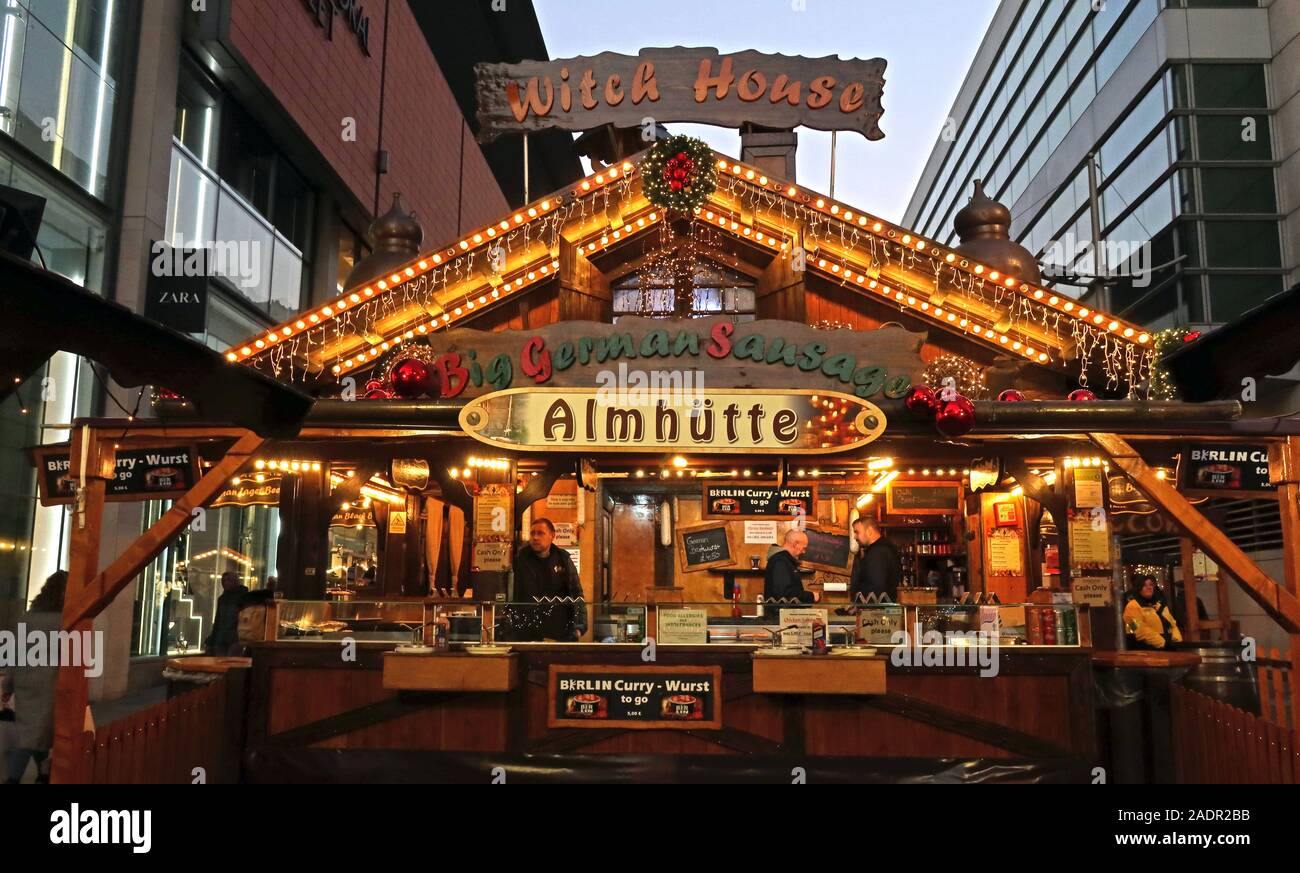 Maison de sorcière, Almhutte, curry wurst, Stat aux marchés de Noël de Manchester, marchés allemands, fêtes de Noël de Manchester, vente au détail dans le centre-ville Banque D'Images