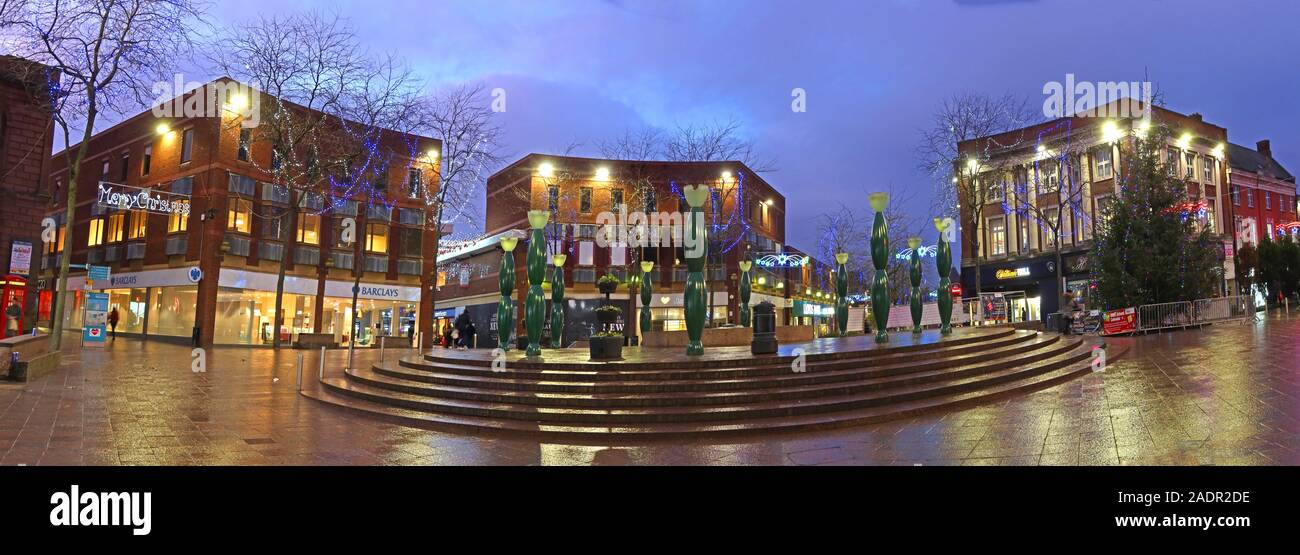 Centre-ville de Warrington, Bridge Street, Skittles panorama, à Noël, le soir du crépuscule, Cheshire, Nord-Ouest, Angleterre, Royaume-Uni, WA1 Banque D'Images