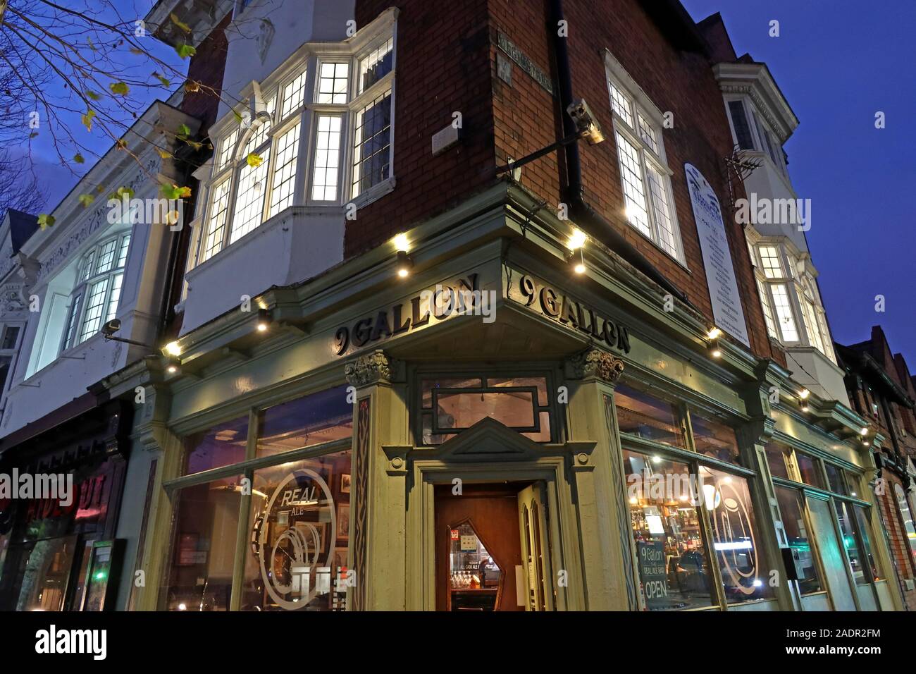 Crépuscule au 9 gallons, Real ALE bar, CAMRA listé, Sankey Street, Warrington, Cheshire, Angleterre, WA1 1SG Banque D'Images