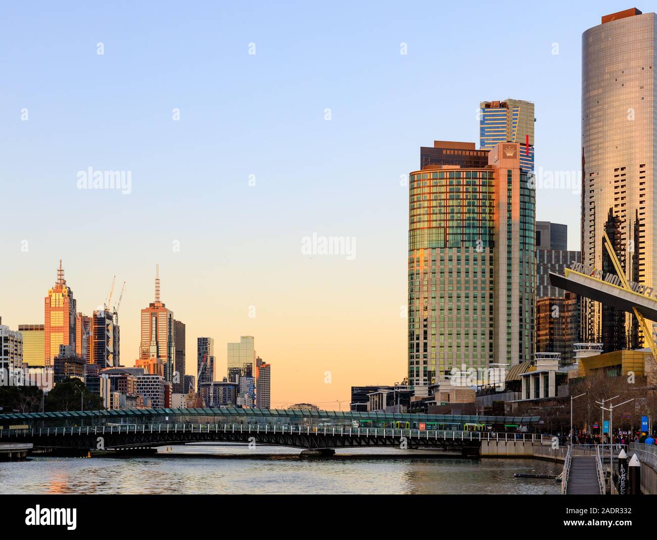 Une vue vers l'Est de Melbourne, Southbank southgate et cités. Banque D'Images