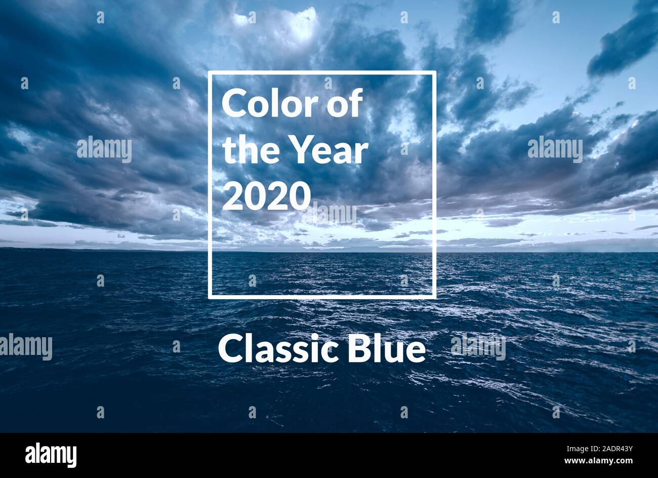 Coucher du soleil sur la mer avec ciel dramatique et nuages colorés dans les tons bleu classique. Couleur de l'année 2020. Banque D'Images