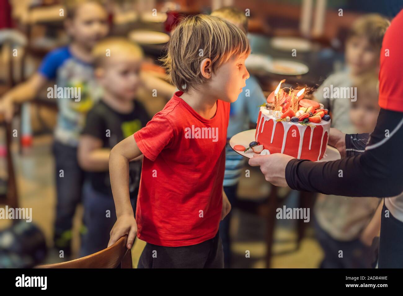 Le Temps De Souffler Les Bougies A L Anniversaire D Un Enfant 6 Ans Souffle Les Bougies Sur Un Gateau Photo Stock Alamy