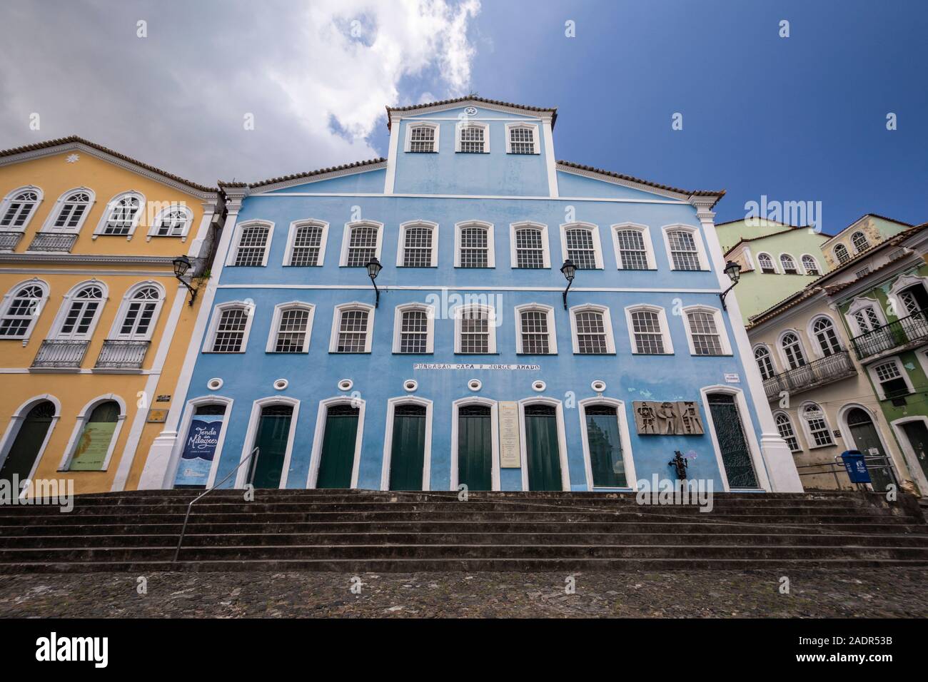 Belle vue de bâtiments colorés et de maisons dans le centre-ville historique de Salvador, Bahia, Brésil Banque D'Images