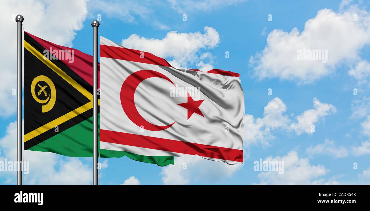 Vanuatu et Chypre du Nord drapeaux dans le vent contre ciel bleu nuageux blanc ensemble. Concept de diplomatie, de relations internationales. Banque D'Images