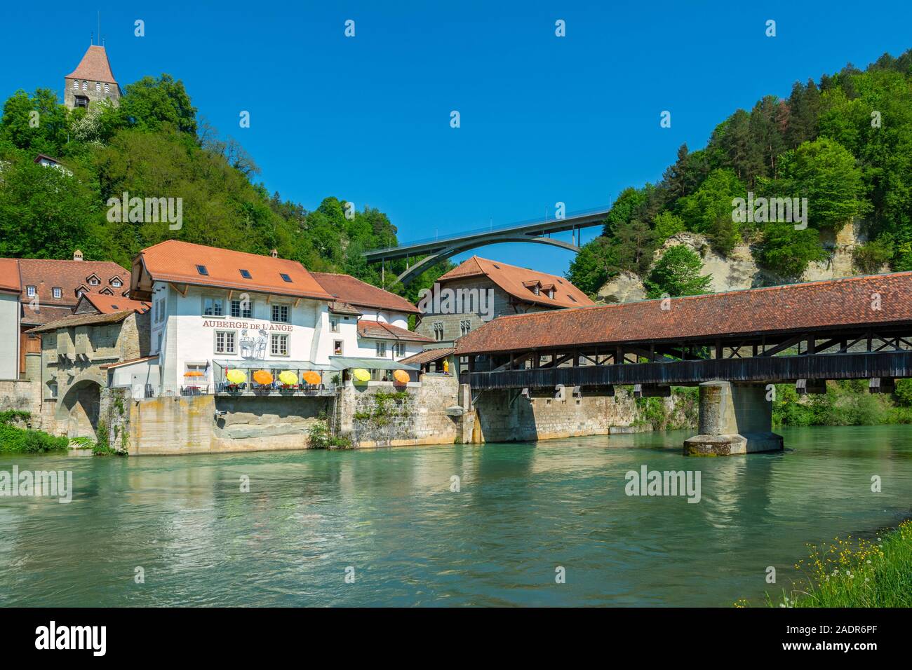 Suisse, Fribourg, Sarine, Pont de Berne, Gotteran pont couvert pont voûté, l'Auberge de Lange Banque D'Images