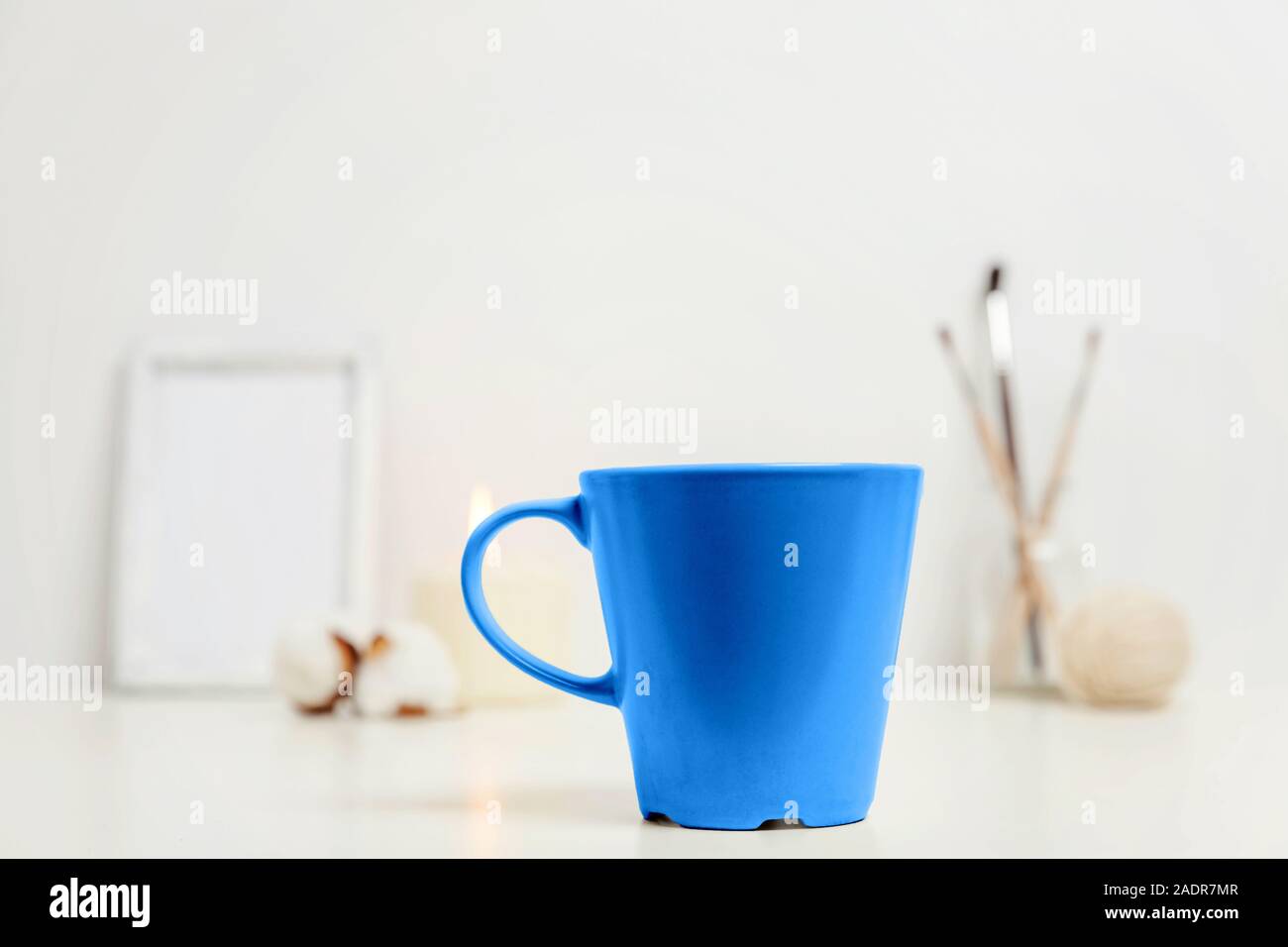 Maison écologique naturel de couleur café tasse avec décor en couleur tendance de l'année 2020 près de white bleu classique de travail. Couleur 19-4052 Macro lumineuse. Hygge scand Banque D'Images