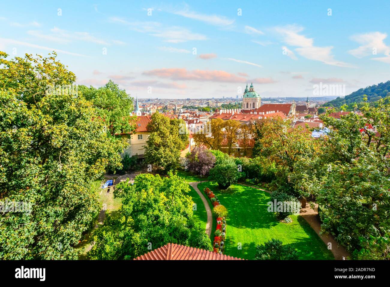 Une vue sur St Nicholas church, petite ville et de la vieille ville de Prague à partir du complexe du château de Prague Banque D'Images