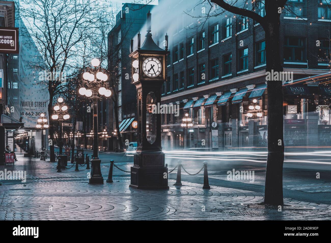 Vancouver, Colombie-Britannique - Dec 3, 2019 : La célèbre horloge à vapeur de Gastown à Vancouver city avec des voitures light trails de nuit Banque D'Images
