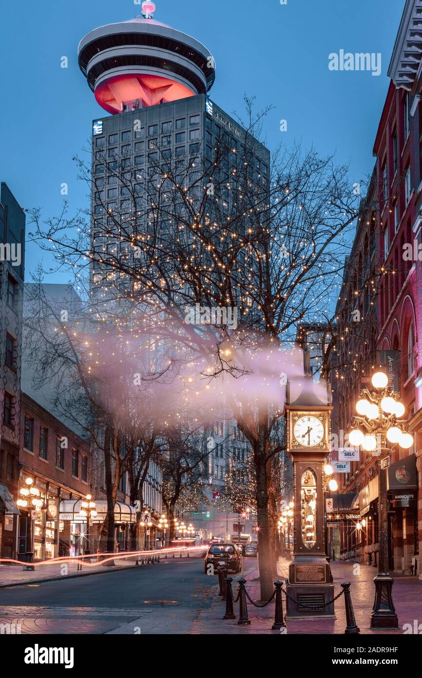 Vancouver, Colombie-Britannique - Dec 3, 2019 : La célèbre horloge à vapeur de Gastown avec Vancouver Lookout building at night Banque D'Images