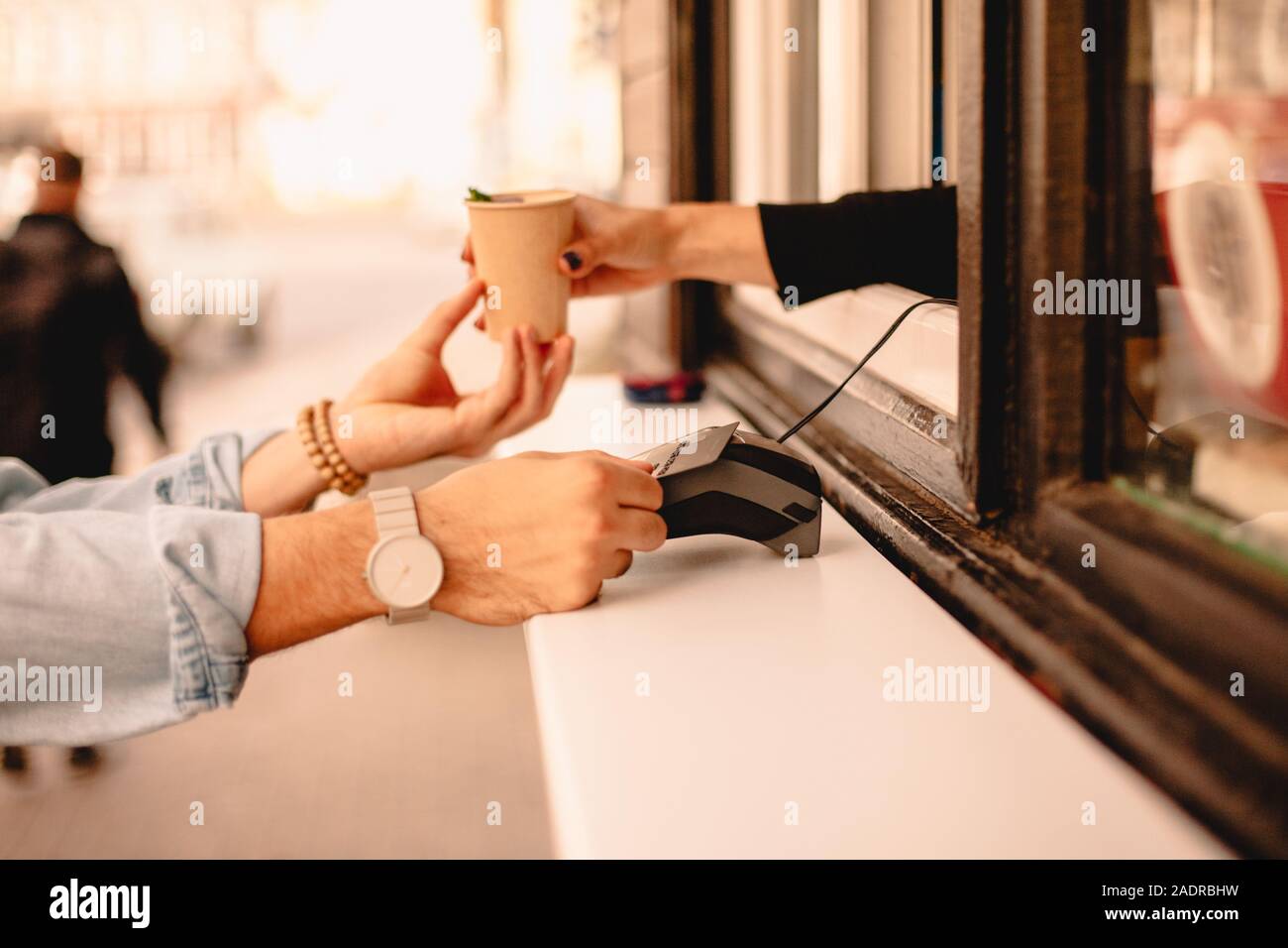 Paiement client par carte de crédit, l'achat du café on city street Banque D'Images