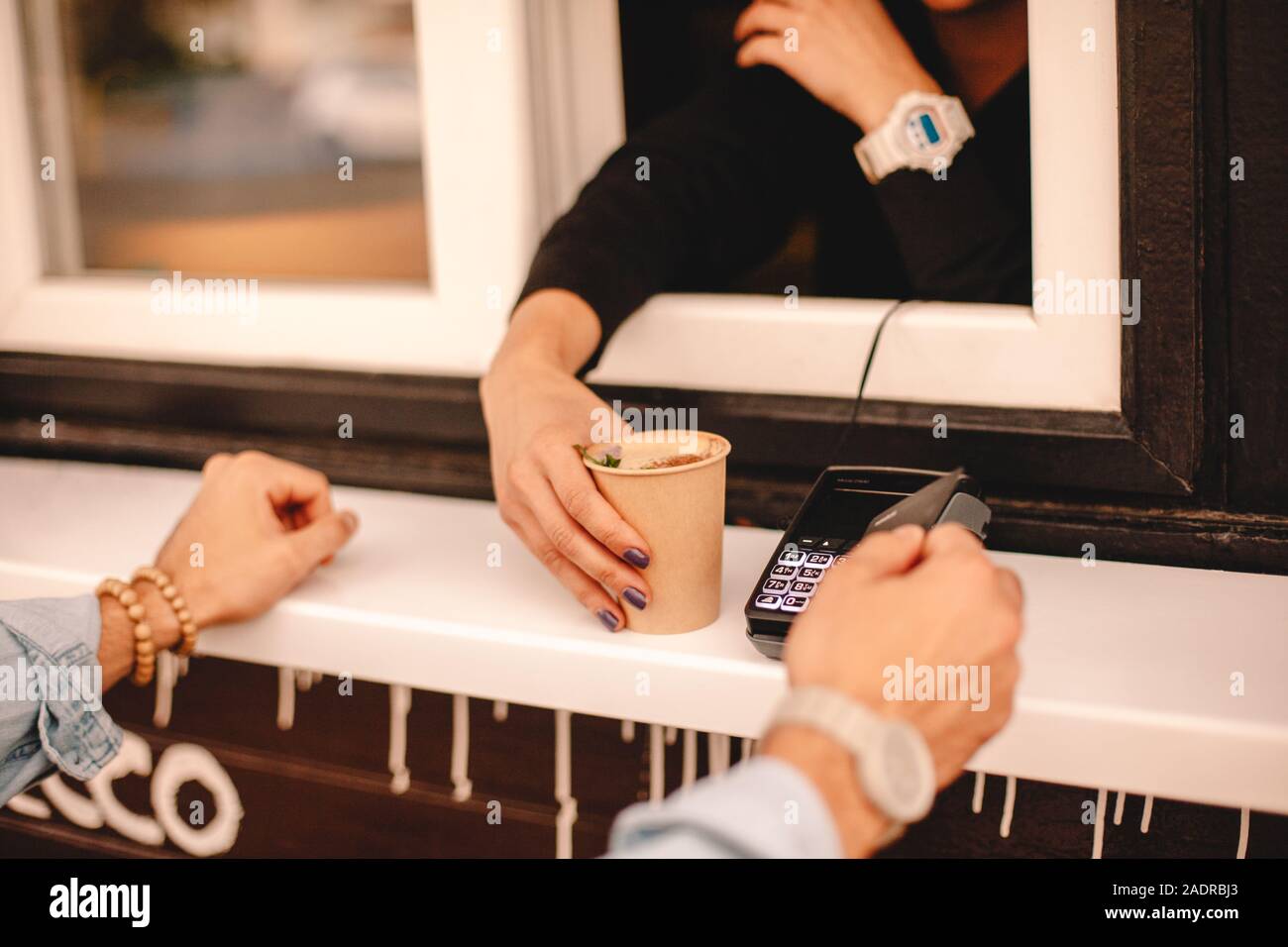 Paiement client par carte de crédit, l'achat du café on city street Banque D'Images