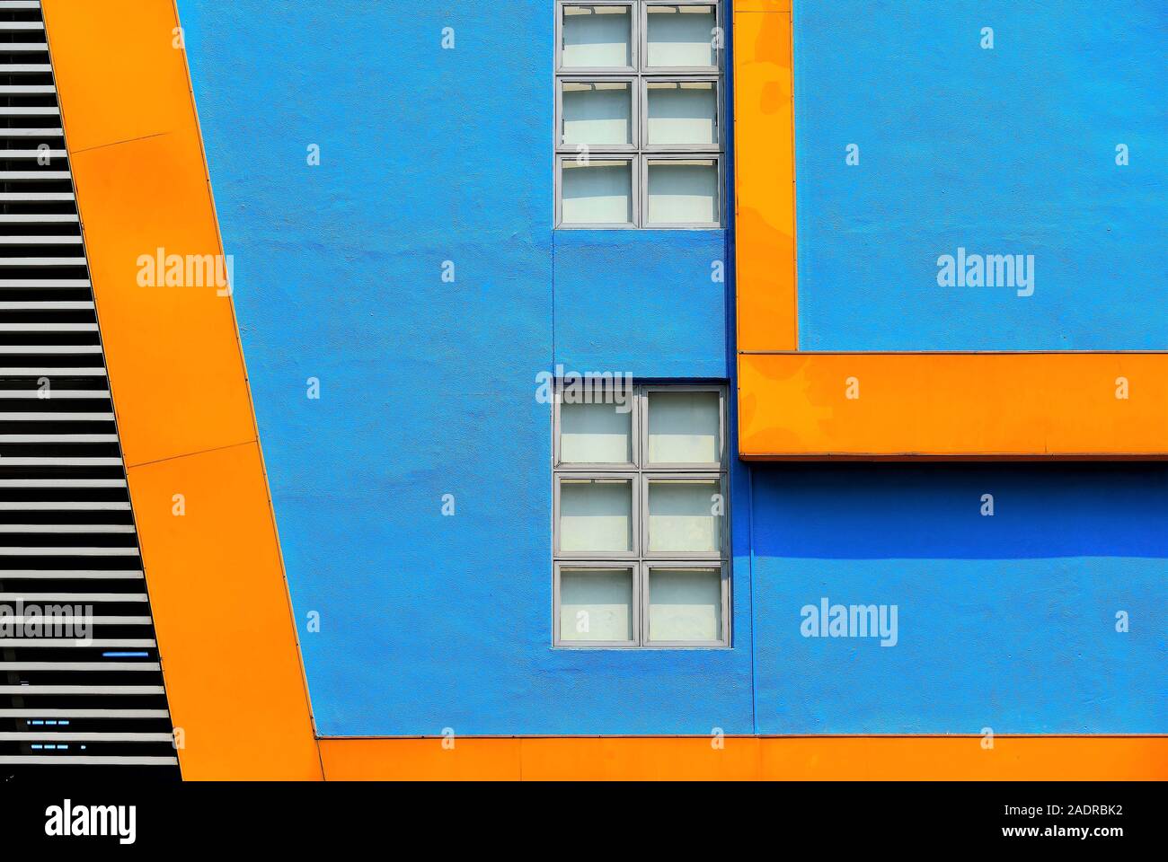 L'extérieur du bâtiment moderne avec des fenêtres et des tons jaune et bleu et des détails architecturaux à Singapour Banque D'Images