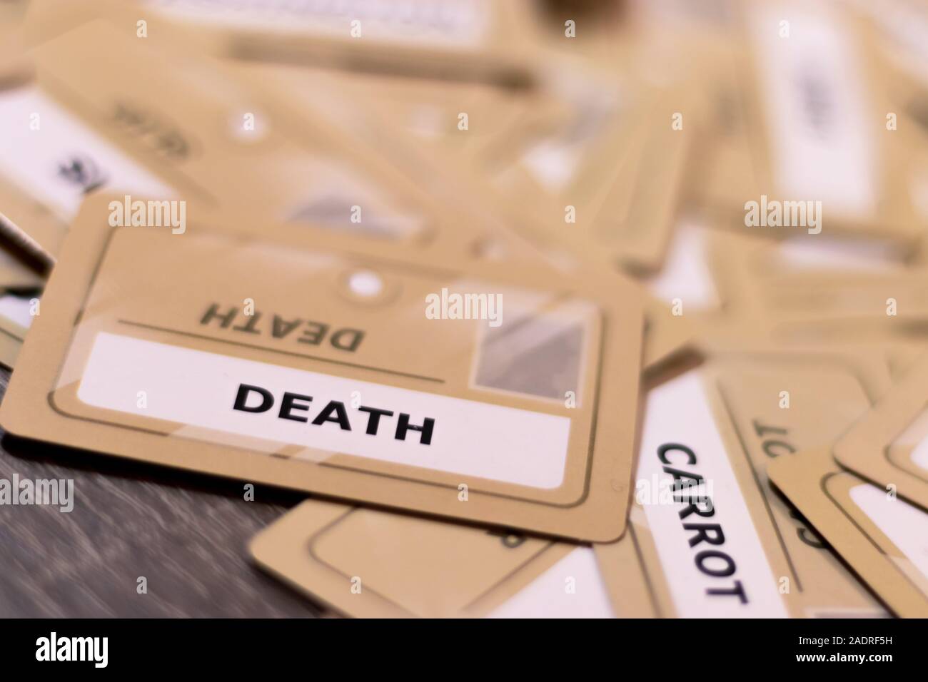 Mot de mort sur une carte jaune, faible profondeur de champ. Plusieurs cartes visible hors focus. Concept de la mort, du décès, de fin de vie Banque D'Images