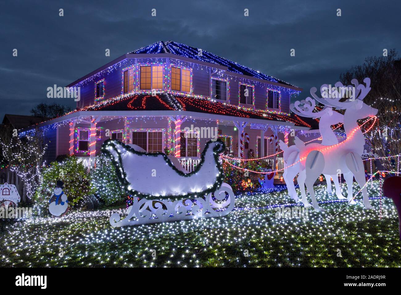 Petaluma, Californie, USA. 4 décembre 2019. Une maison américaine richement décorées avec des lumières de Noël . Crédit : Tim Fleming/Alamy Live News Banque D'Images