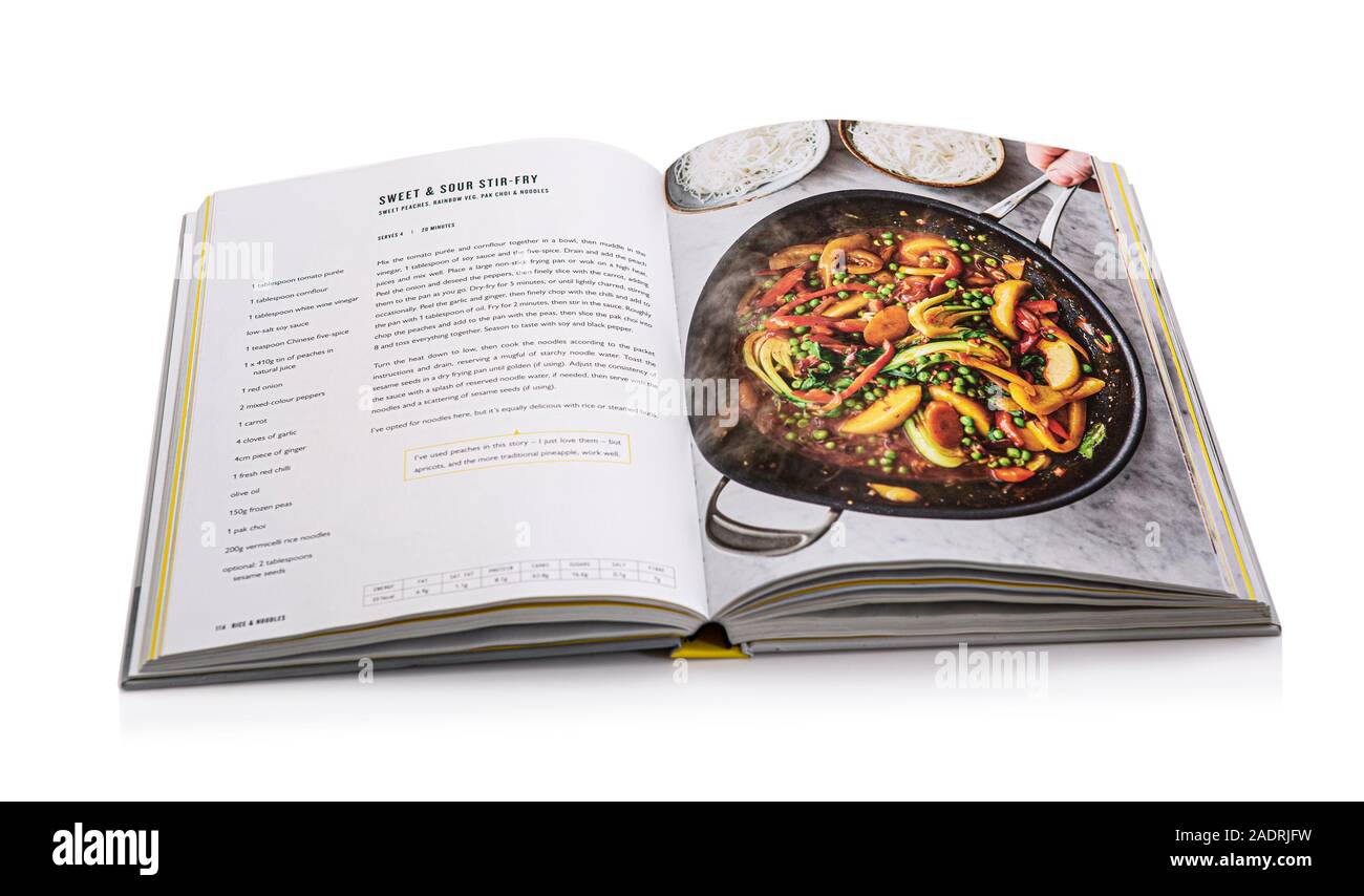 SWINDON, Royaume-Uni - 25 NOVEMBRE 2019 : Jamie Oliver Légumes Cook Book, Facile et délicieux repas pour tout le monde sur un fond blanc montrant aigres-doux et, un sauté de fr Banque D'Images