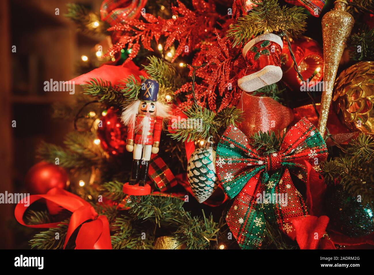 Toy Soldier Casse-noisette en bois statue in front of decorated Christmas Tree, esprit vintage Banque D'Images