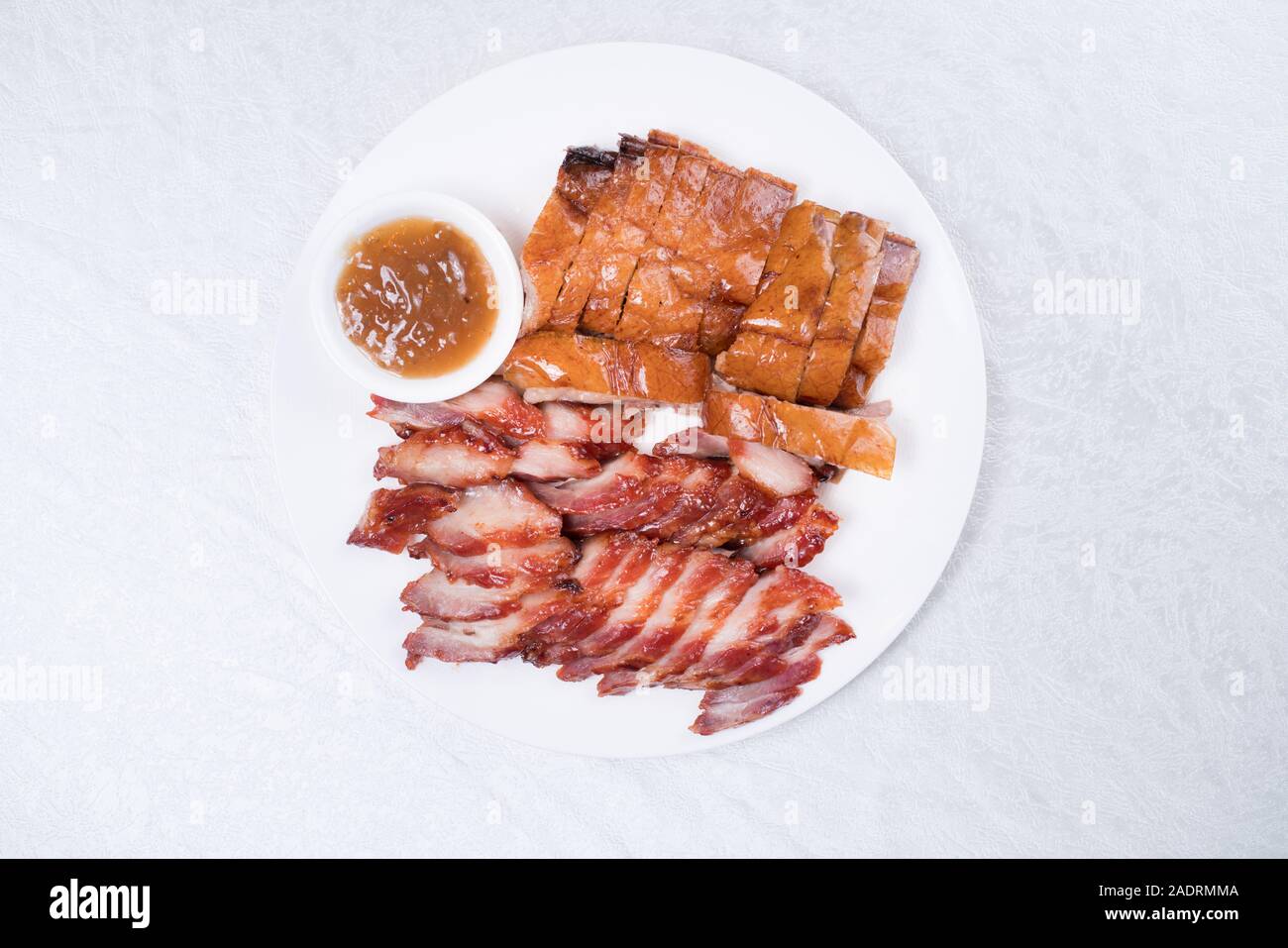 Belle assiette de barbecue sur planche à découper Banque D'Images