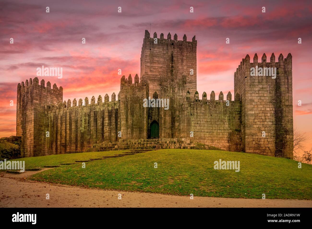 Vue sur le château de Guimaraes romane avec ciel coucher de soleil spectaculaire dans le Nord du Portugal Banque D'Images