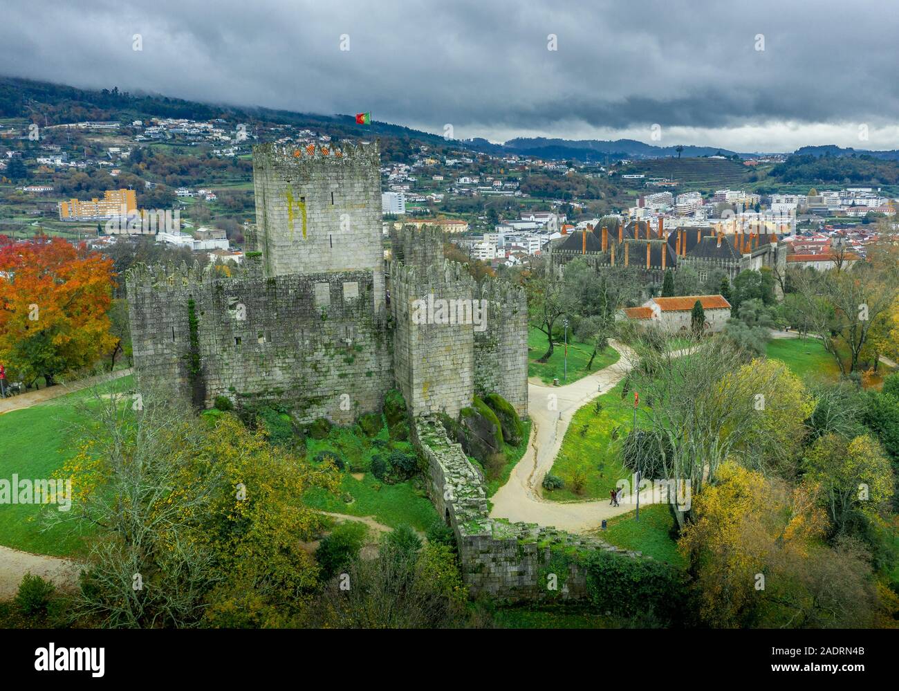 Vue aérienne de Guimaraes castle sur des sept merveilles du Portugal avec ciel dramatique Banque D'Images