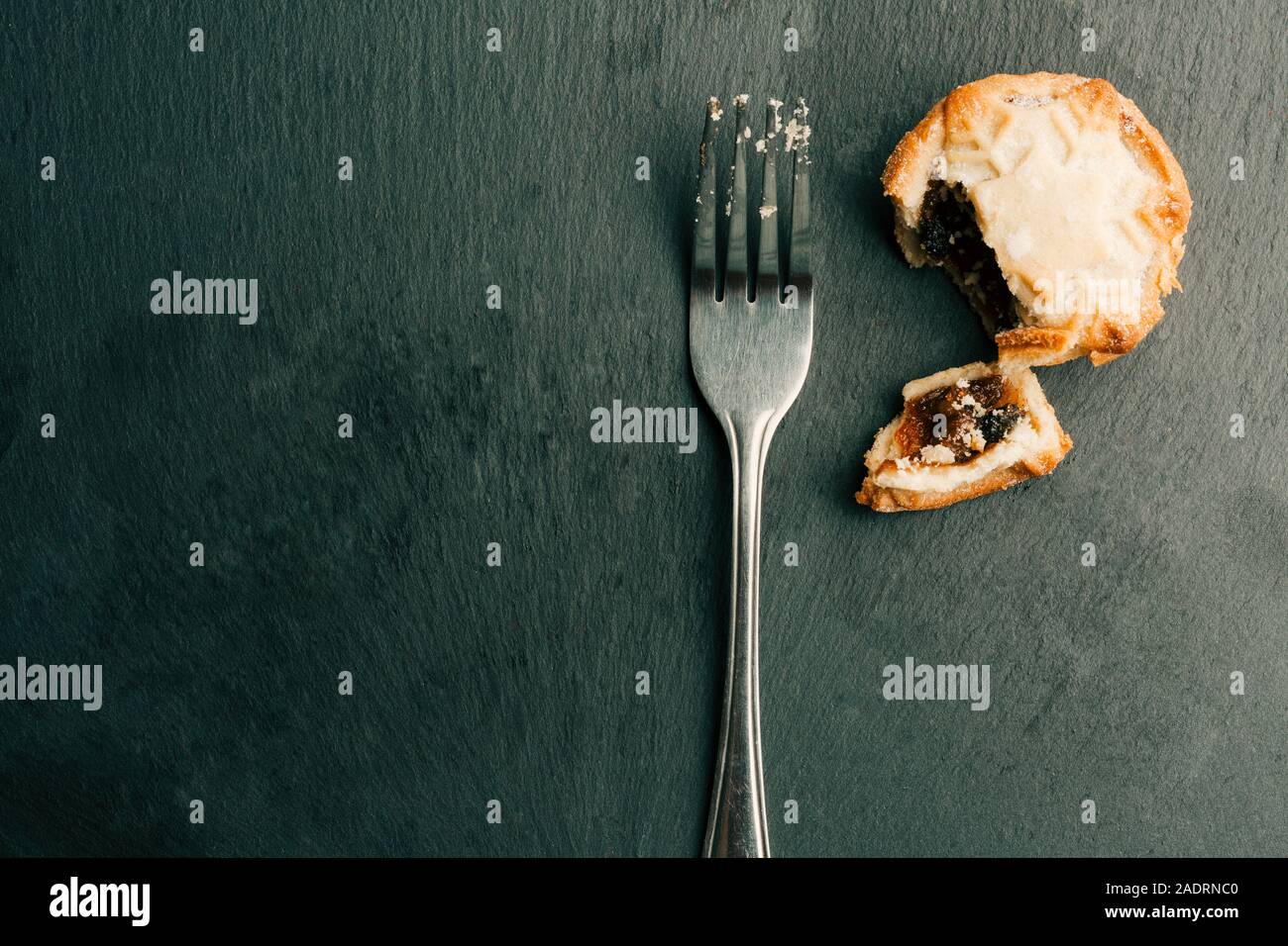 Copie espace photo de l'ardoise noire avec mince pie et fourchette Banque D'Images