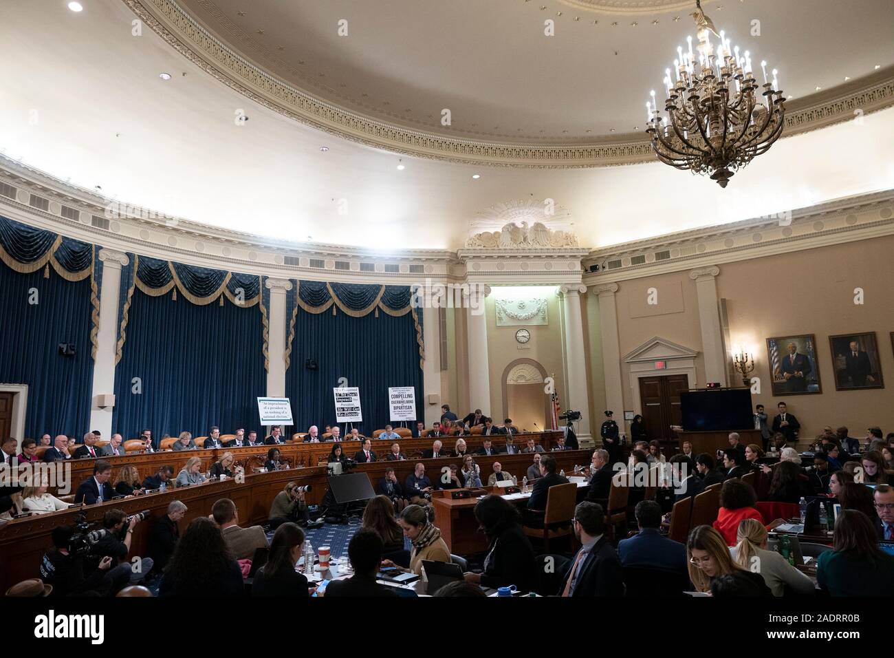 Des experts en droit constitutionnel Noah Feldman, de l'Université de Harvard, Pamela Karlan, de l'Université de Stanford, Michael Gerhardt, de l'Université de Caroline du Nord, et Jonathan Turley de la George Washington University Law School, témoigner devant le United States House Committee on the Judiciary sur la colline du Capitole à Washington, DC, États-Unis, le mercredi 4 décembre 2019. Credit : Stefani Reynolds/CNP /MediaPunch Banque D'Images