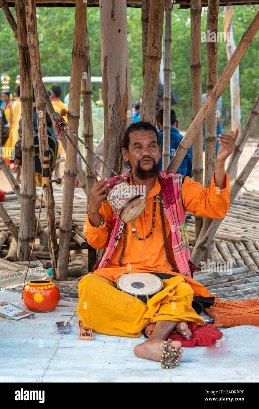 Shantiniketan / INDE - novembre 30,2019. Une chanteuse folk ( baul) effectuer à Mela. Banque D'Images