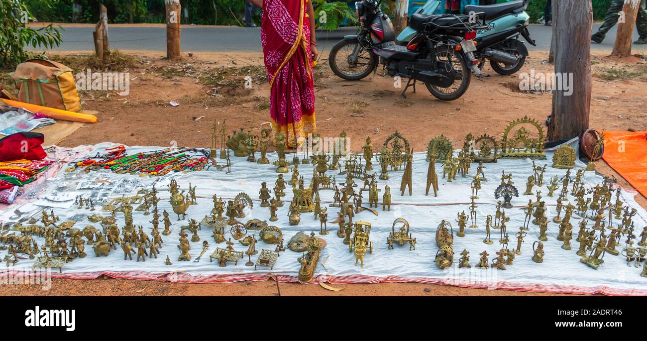 Aussi Dokra collier rose/orange capiz 25,00 (d'épeautre) produits de travail affiché dans la mela à vendre à Shantiniketan, l'Inde. Banque D'Images