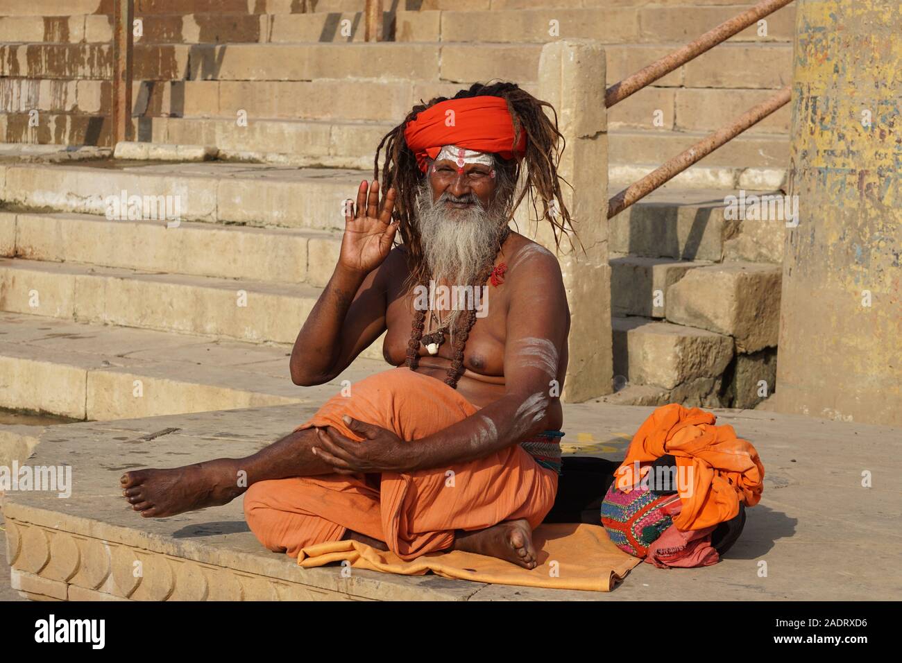 Un sadhu sur les ghats du Gange à Varanasi Banque D'Images