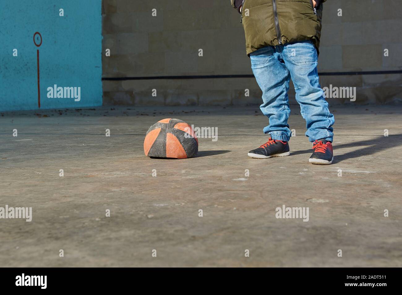 Comment Dégonfler Un Ballon De Basket Garçon avec les mains dans les poches de son côté d'un ballon de basket-ball  dégonflé Photo Stock - Alamy