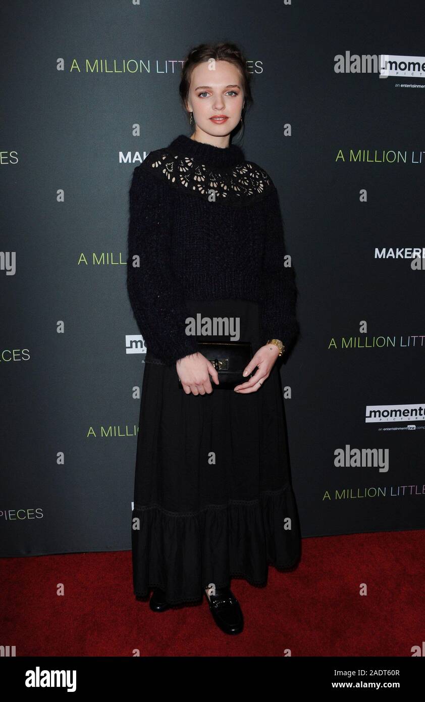 Los Angeles, CA. 9Th Jul 2019. Les jeunes arrivants à Odessa pour UN MILLION DE PETITS MORCEAUX Projection spéciale, l'hôtel de Londres, Los Angeles, CA, le 4 décembre 2019. Credit : Elizabeth Goodenough/Everett Collection/Alamy Live News Banque D'Images