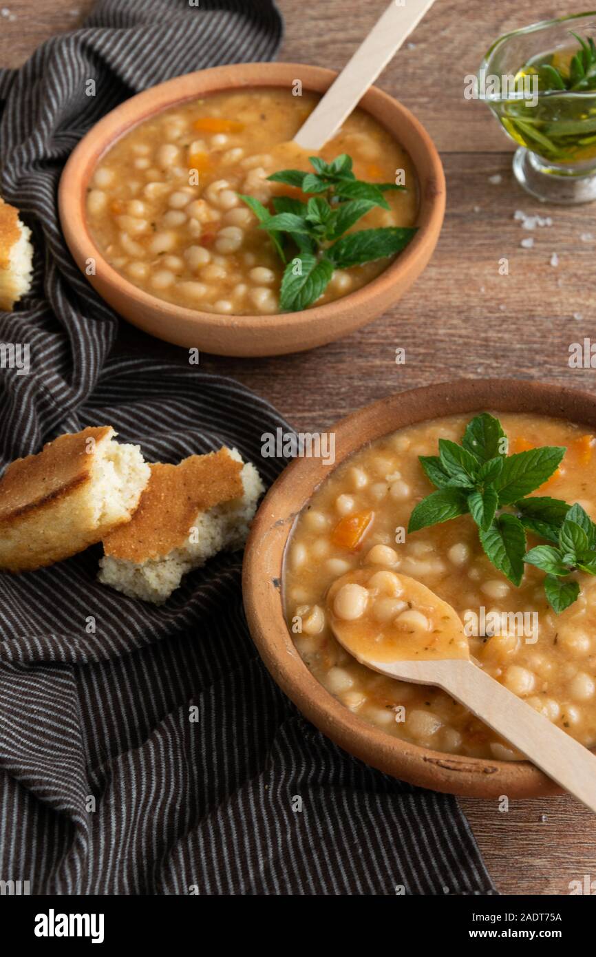 Servi chaud traditionnel Soupe haricots avec du pain de maïs, l'ail et l'huile d'olive. Plat végétarien, végétalien alimentation saine Banque D'Images